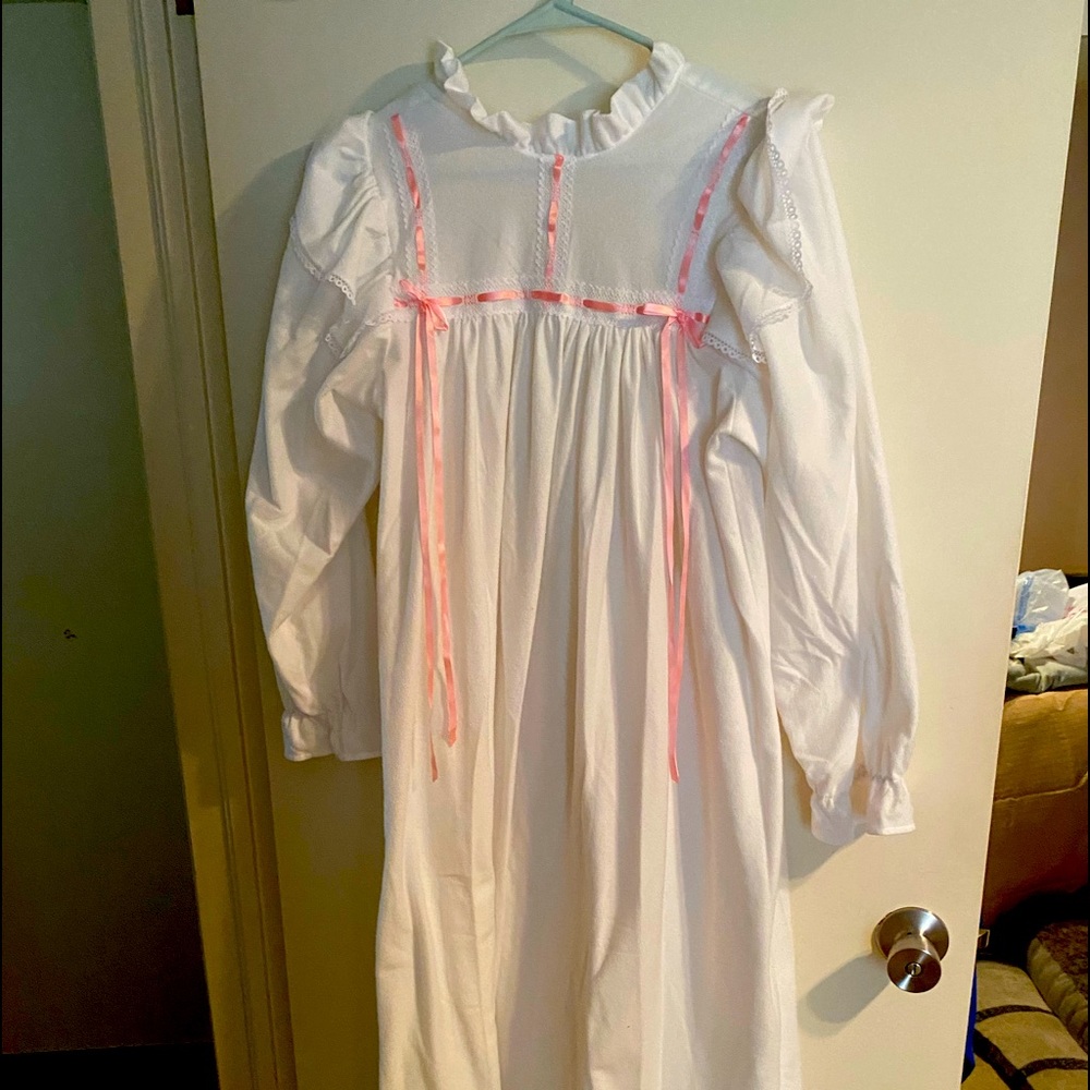 Girls Vintage American Girl Samantha
Nightgown Size Large (12-14)
$75 Size: L
